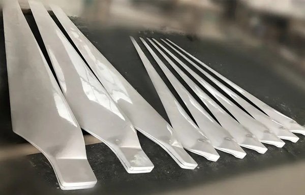 大型风力发电机叶片怎样制作？？？？？