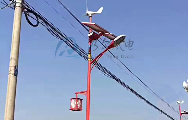 路灯风力发电机发出来的电是几多伏？？？？？？？能贮存起来吗？？？？？？？